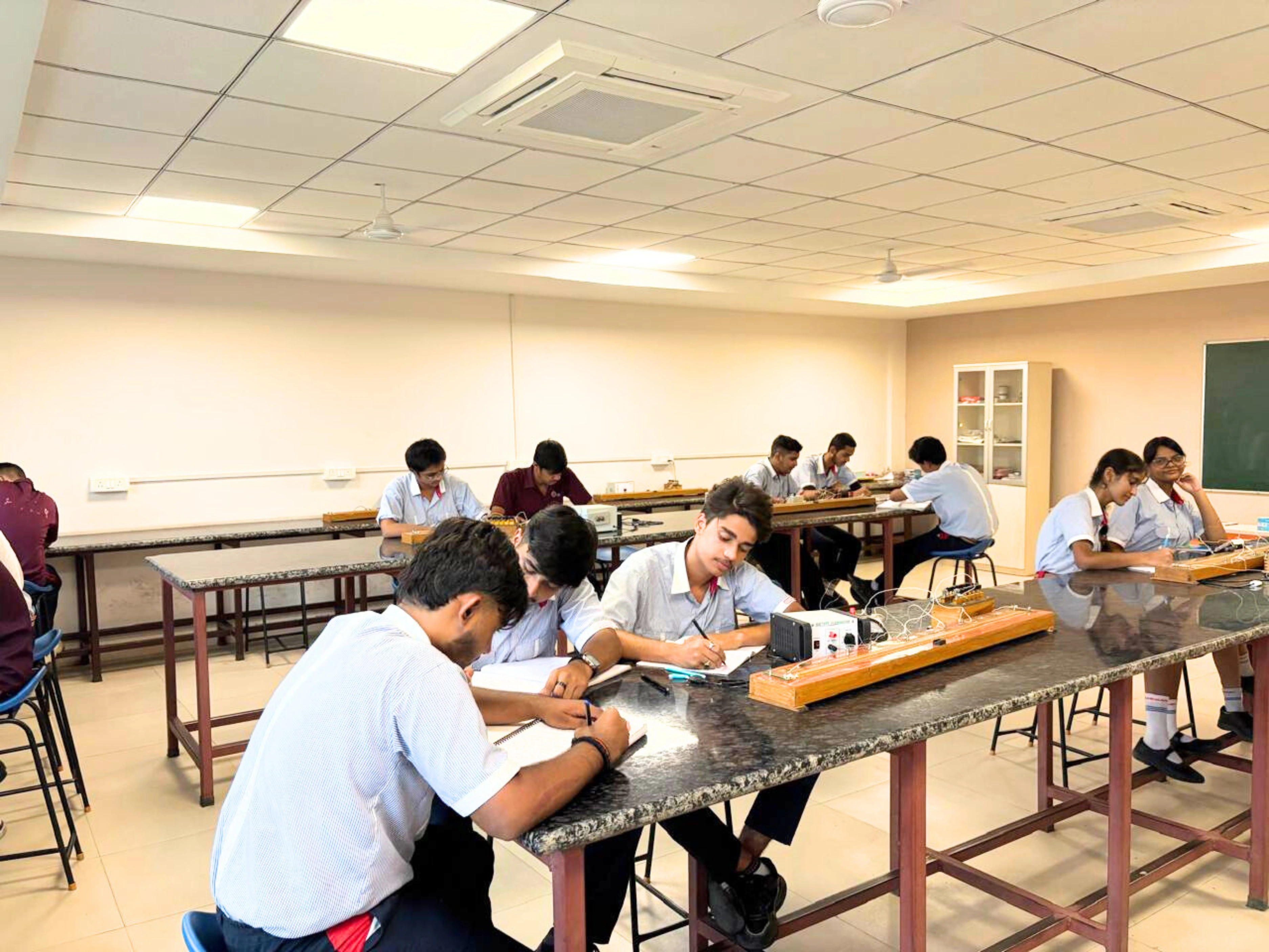 GD Goenka VNS Physics Lab